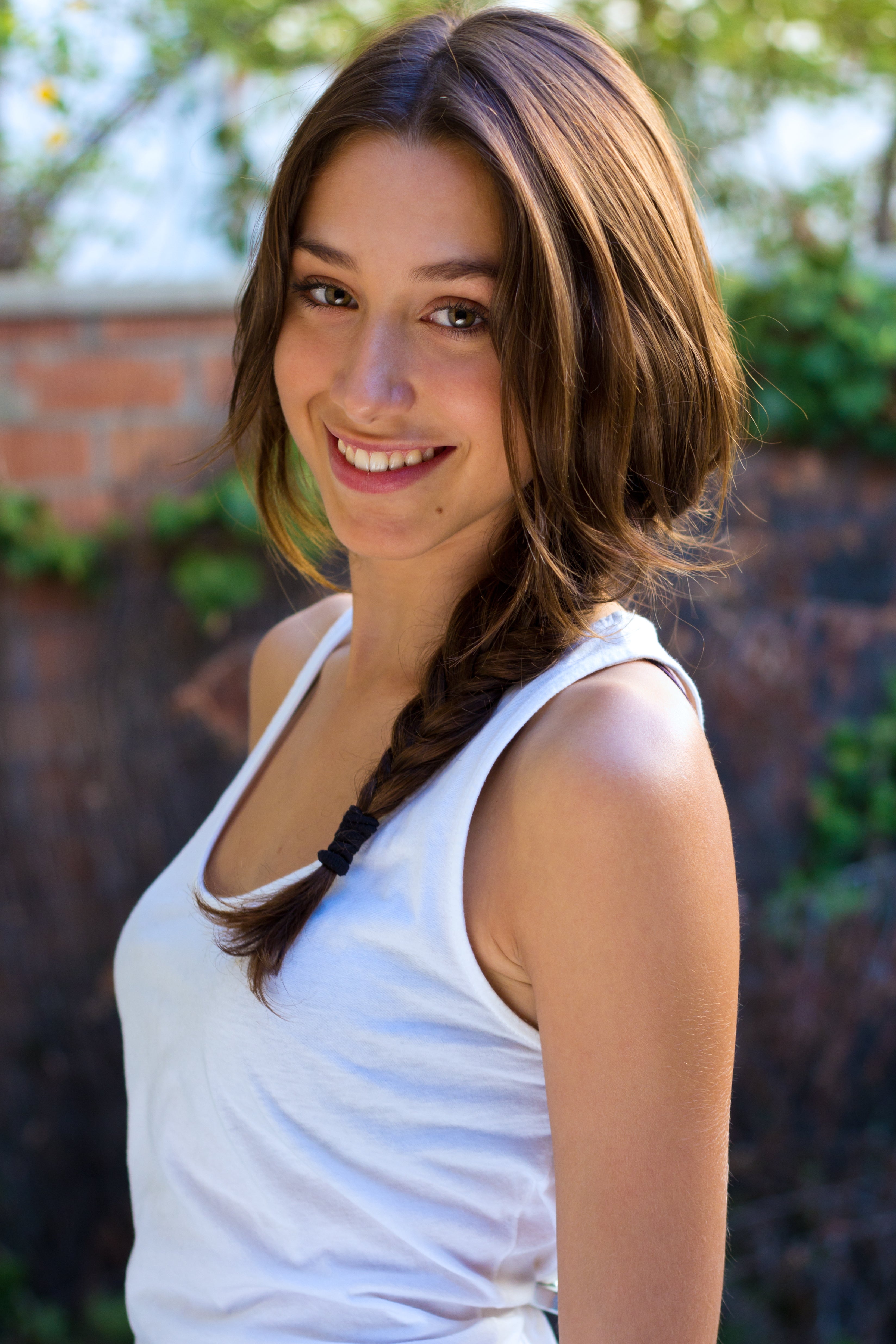 files/mujer-joven-hermosa-que-mira-la-camara-en-el-pais.jpg