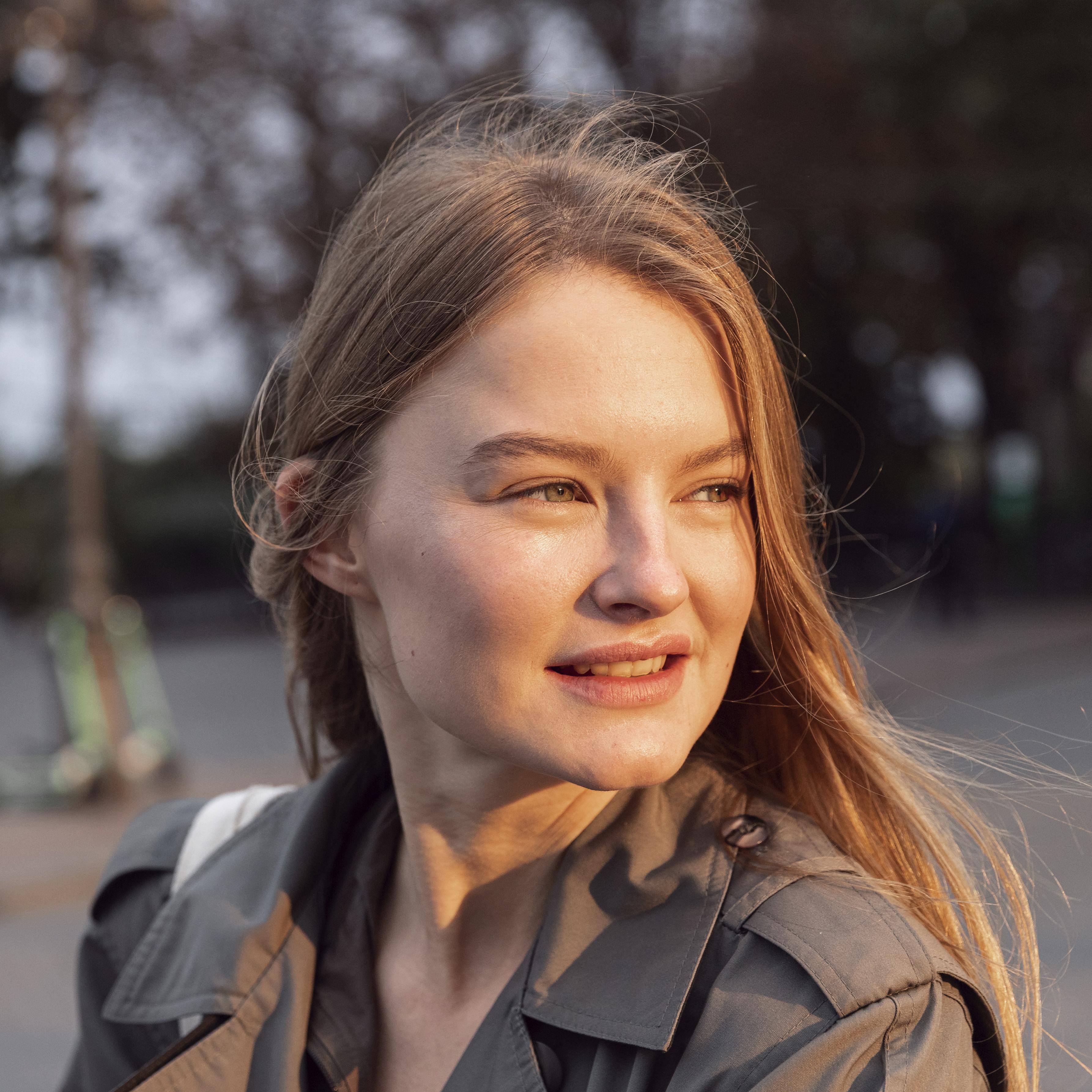 files/mujer-sonriente-al-aire-libre-en-la-ciudad.jpg