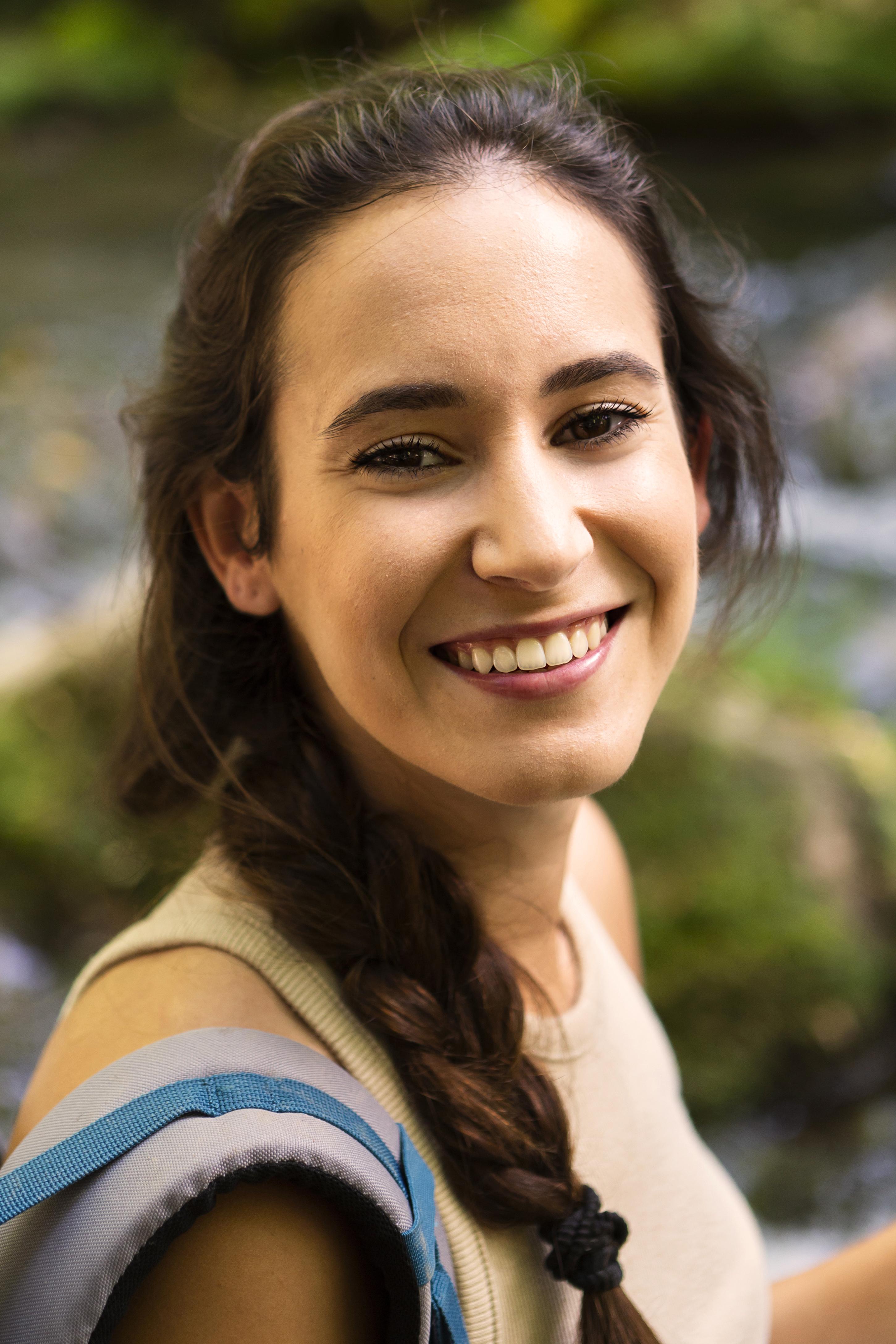 files/mujer-sonriente-sobre-aventura-en-la-naturaleza.jpg